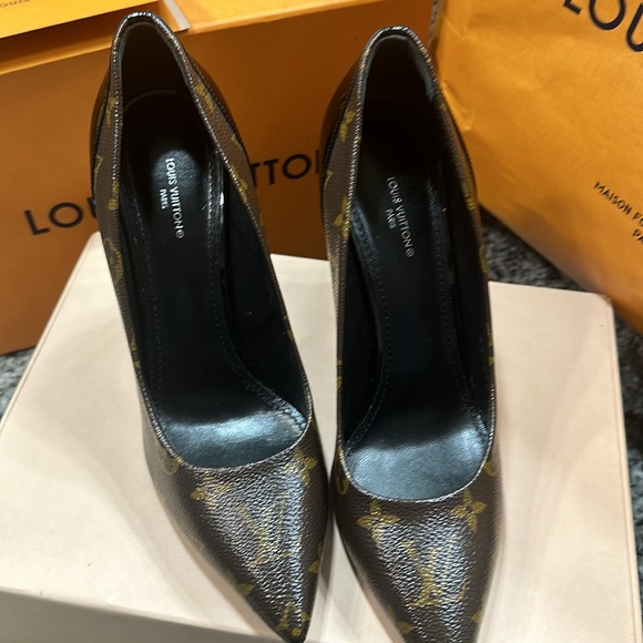 Louis Vuitton Cherie Pump - Picture 2 of 9